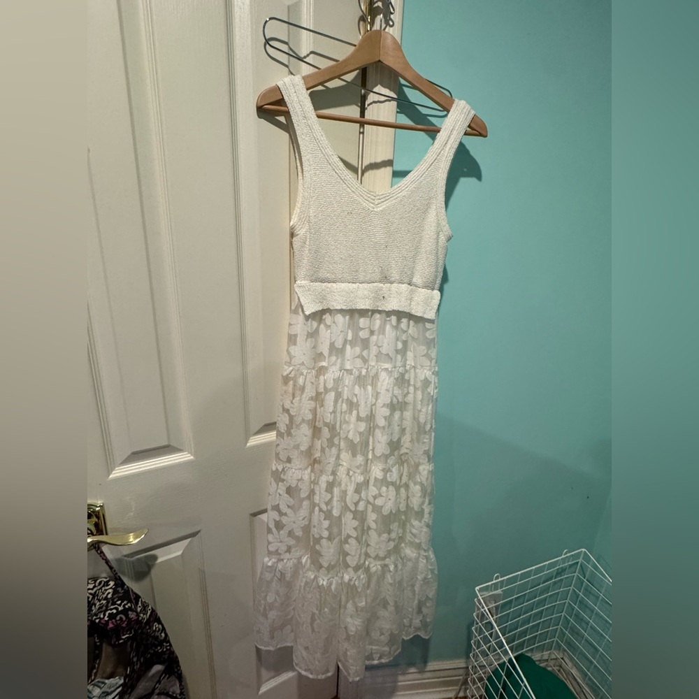 Elegant White Lace Dress
En Saison